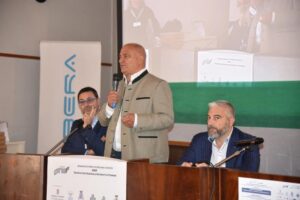 Il Gen. Umberto Rapetto testimonia gli sforzi necessari per mantenere la sicurezza nel mondo digitale.